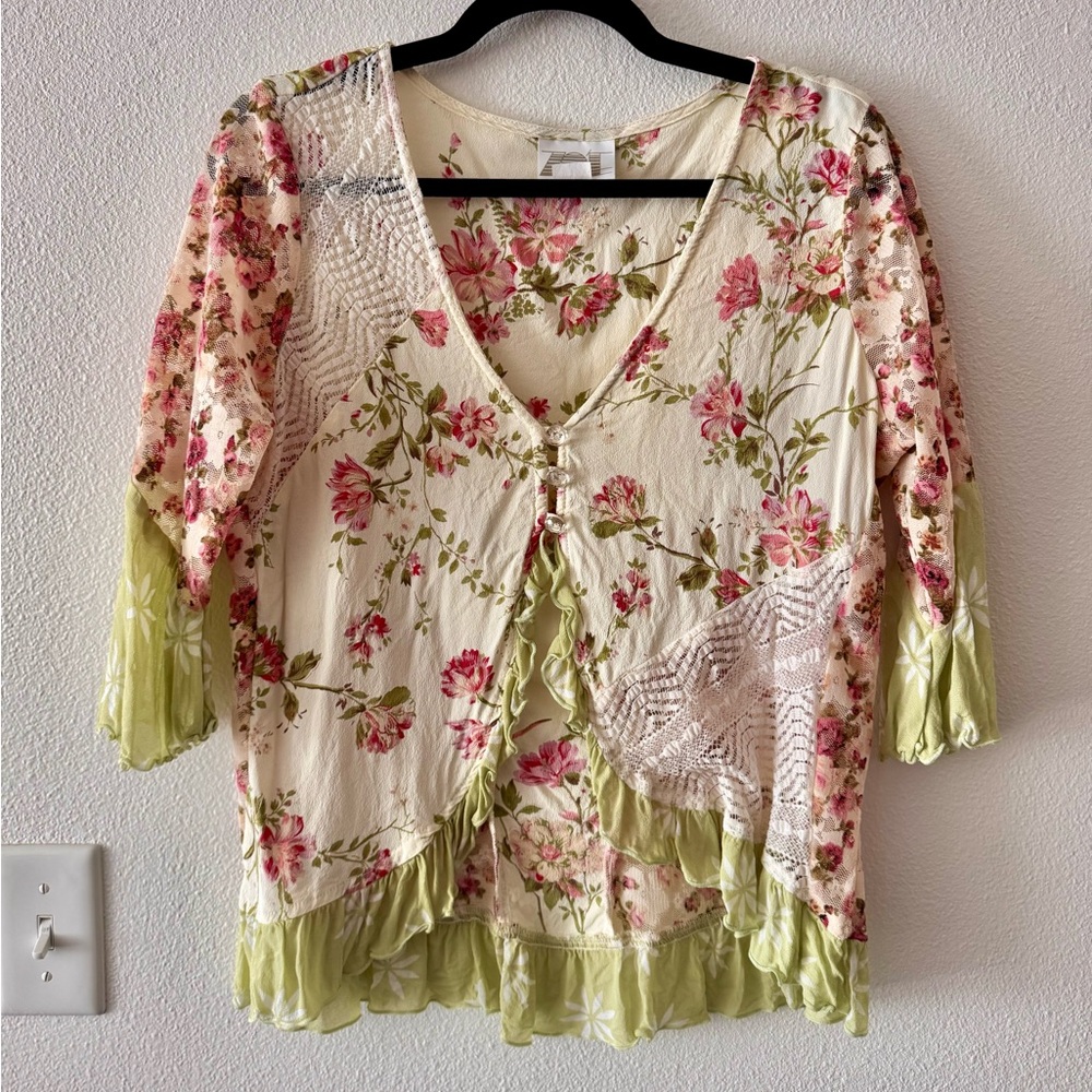 Vintage Rare Whimsical Floral Romantic Lace-Trim V-Neck Women's Top